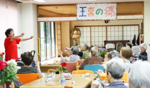 入居者が集まるレクリエーション活動。スタッフが進行する介護施設での行事風景。
